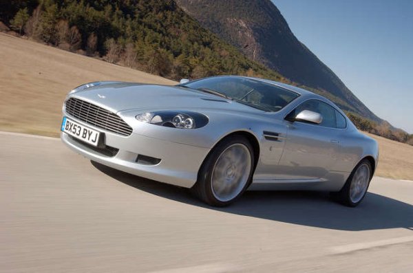 DB9 е великолепно продължение на 2001 Vanquish. Тази кола все още изглежда сензационно - цели  17 години след като видя бял свят.